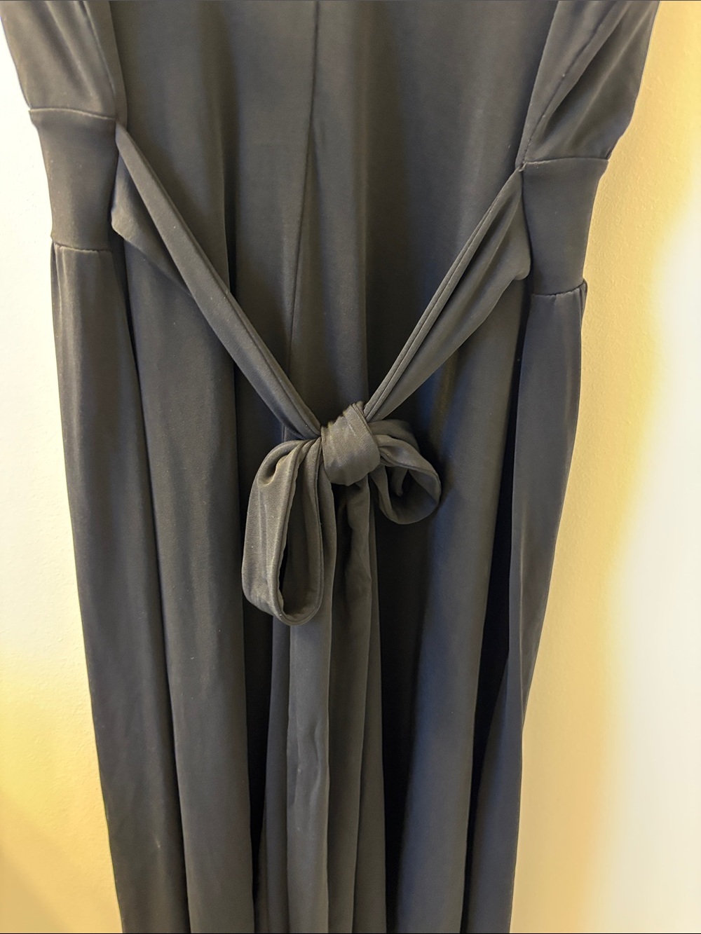 GUESS Black V-Neck dress, stretchy fabric, waist tie. Sz large. - Picture 7 of 9